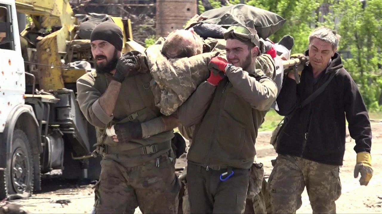 Эксклюзивные кадры сдачи в плен украинских боевиков и военнослужащих, заблокированных на "Азовстали"