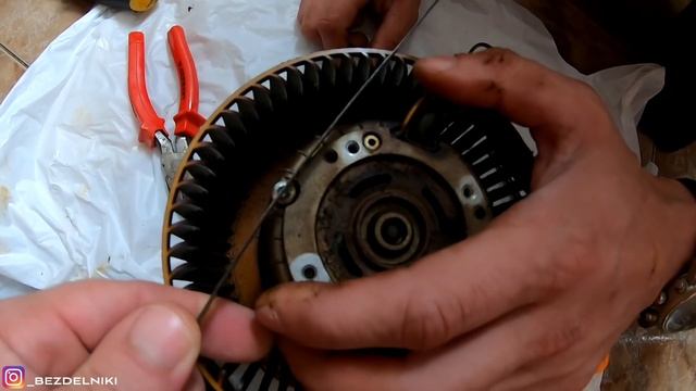 Блондинка РЕМОНТИРУЕТ кухонную ВЫТЯЖКУ смотреть онлайн