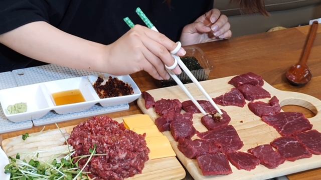 오늘만 영상 날로 먹을게요 .. ?? 혼술 먹방 MUKBANG ASMR EATING SHOW 육회 뭉티기 육회비빔밥 смотреть онлайн