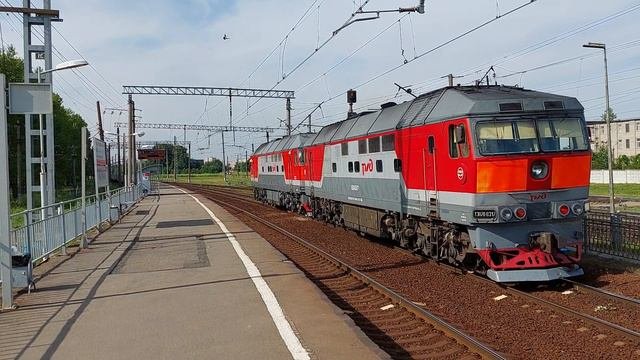 Два тепловоза ТЭП70 проезжают платформу Воздухоплавательный парк в Петербурге