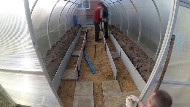 Timelapse. Простое обустройство грядок в теплице у мамы)) смотреть онлайн