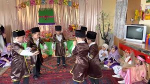 Танец мальчиков на празднике Навруз