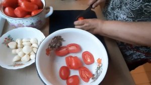 Аджика - помидоры с чесноком.