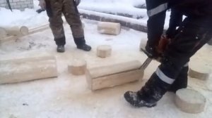 Стол и лавки рубленные из бревен.