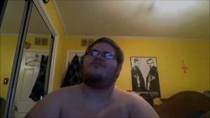 Толстый мужик танцует под музыку