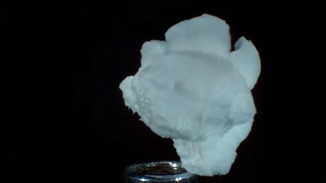 Замедленная съемка лопающегося попкорна S смотреть онлайн