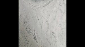 Белые пуховые косынки ажурной вязки.