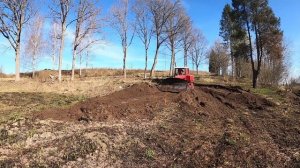 ДТ-75 в деле. Ровняю площадку под огород.