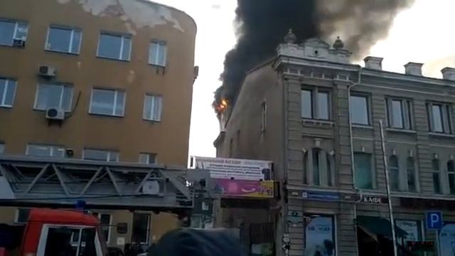 В Благовещенске загорелась крыша магазина смотреть онлайн