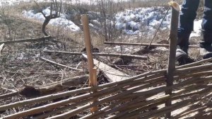 Построил домик из веток и досок
