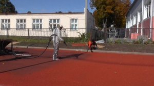 Нанесения второго слоя беговых дорожек спрей-машиной | Компания МАСТЕРСПОРТ
