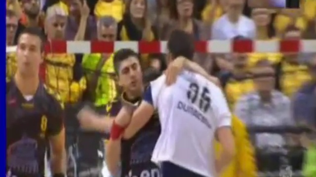 Гандболист ПСЖ укусил соперника во время матча смотреть онлайн