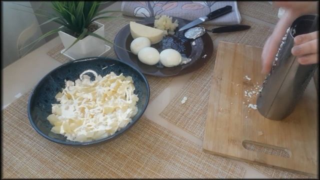 САЛАТ С КОПЧЕНОЙ КУРИНОЙ ГРУДКОЙ И АНАНАСОМ
