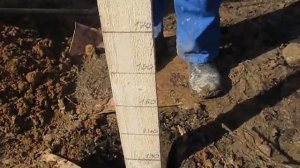 Демонстрация глубины шурфов, изготовленных буром ТИСЭ