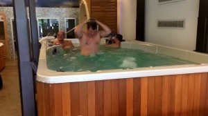 Тест канадского бассейна с противотоком Hydropool Aquatrainer.