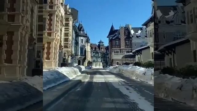 В Подмосковье есть элитный посёлок «Довиль» во французском стиле. Он огорожен 10 метровым забором. смотреть онлайн