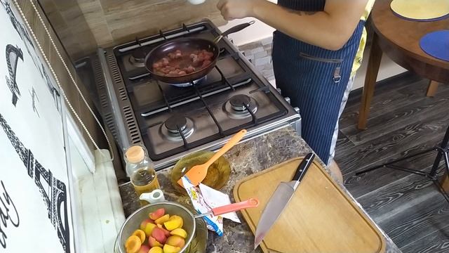 Немного клубники и абрикоса , и получается шикарный ДЖЕМ