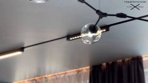 Однофазная трековая система утоплена в натяжной потолок. Натяжные потолки в Сочи.