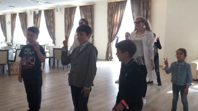 Танцевальный мастер-класс, разминка и флешмоб для выпускного 4-го класса смотреть онлайн