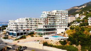 Чарующая Албания, комплекс апартаментов и пляж в скалах во Влёре