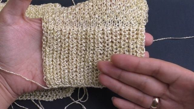 Вяжу образцы из непростой в работе пряжи. Выбираю узор для джемпера. Пряжа 80% вискоза, 20% акрил.