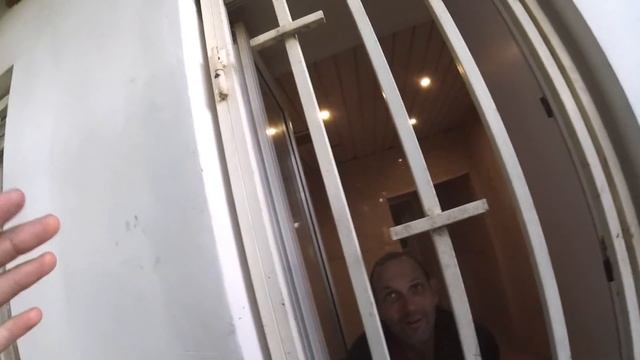 Психушка - ПОЙМАЛИ ВРАЧИ за разговоры с психами. БАБУШКИ В КЛЕТКЕ НА ПРОГУЛКЕ смотреть онлайн