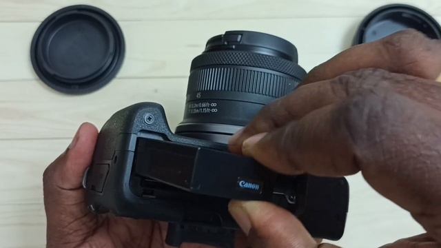 Canon EOS R50 Camera : How to Insert Battery смотреть онлайн