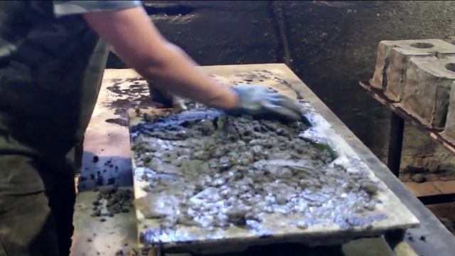 На производстве тротуарной плитки