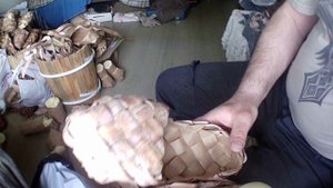 Лапти русские из бересты , своими руками не выходя из дома.Курсы плетения лаптей!