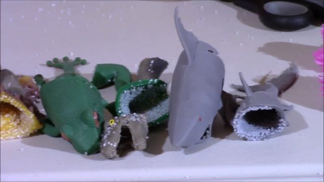 РЕЖЕМ ИГРУШКИ и НЕОНОВЫЕ ПАЛОЧКИ ОПАСНО ✂️ Отрезали Голову Дракону Хвост Динозавру и Лапы Лягушке смотреть онлайн