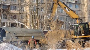Экскаватору машины освобождают место, чтобы он мог подъехать загрузить Самосвал возле Дома.