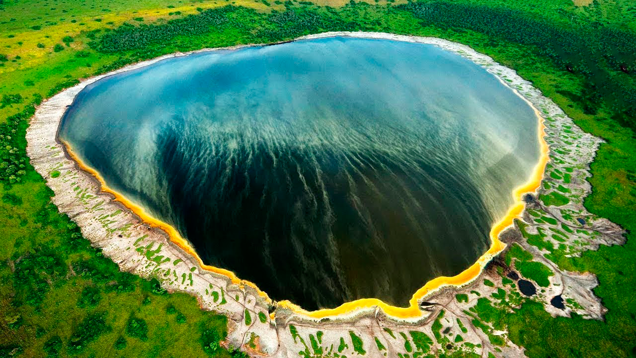 Самое большое озеро на территории евразии. Бездонное озеро национальный парк королевы Елизаветы Уганда. Кратерное озеро Альбертина рифт- Африка.. Кратер потухшего вулкана Нгоронгоро. Национальный парк королевы Елизаветы Уганда.