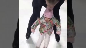 Татьяна Навка с мужем и дочерью катаются на коньках