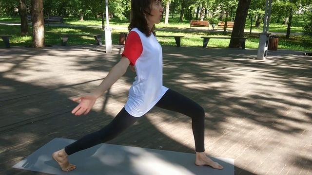 Вирабхадрасана в йоге (или поза Воина) с AIRA Club смотреть онлайн