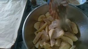 Картофель в духовке в панировочных сухарях