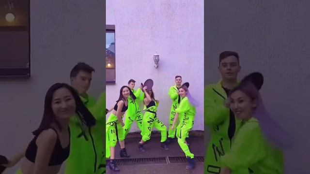 Флешмоб танцующих официантов! #шоубалет #флешмобофициантов #шоубалетмосква #танцевальныйколлектив