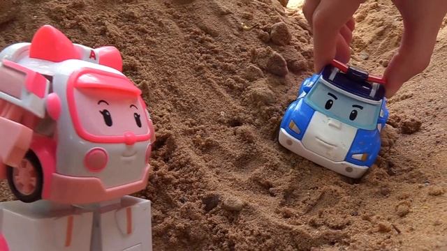 Игрушки МАШИНКИ — Робокар Поли и песочница для малышей — Замок из песка и подарок для Эмбер