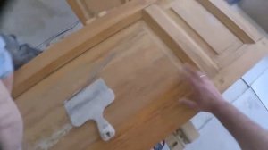 2. Ошкуривание  дверей после чистки под шпаклевку. Как нарвать наждачную бумагу.