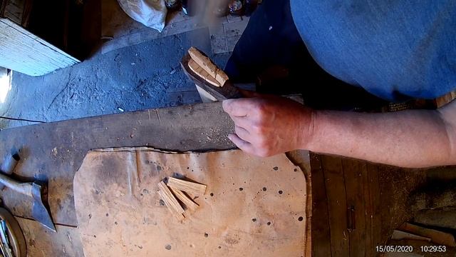 КАК ПРАВИЛЬНО РАСКЛИНИТЬ ТОПОР КОЛУН МОЛОТОК ..... НЕ СЛЕТАЕТ. смотреть онлайн