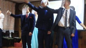 Танец в масках (учителя на корпоративе)