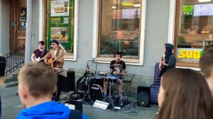 Уличные музыканты выступают на Невском проспекте в Санкт-Петербурге...
