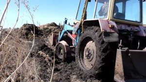 Забуксовал на тракторе ЮМЗ во дворе дома вытаскиваю на ЛТЗ60