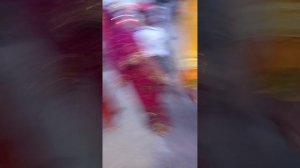 Женщины бьют палками мужчин