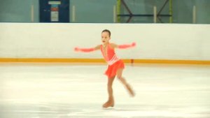 Юная фигуристка Шепталина Таисия (8 лет) катает произвольную программу на соревнованиях в г. Видное