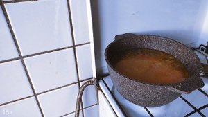 Быстро, недорого и вкусно - рисовый суп с килькой в томате (Субтитры)