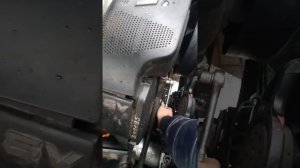 Audi A8 D2 2001г снятие генератора