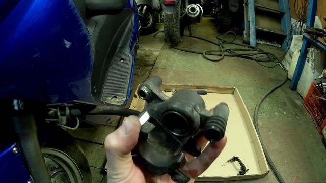 Замена тормозных колодок, обслуживание суппорта и замена тормозной жидкости на Suzuki Address 110 смотреть онлайн