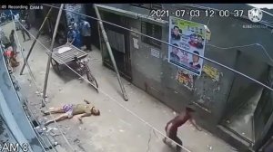 Удар электричеством / Рабочие из Индии зацепили провода