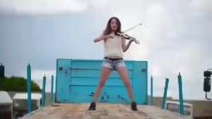 Девушка круто играет на скрипке