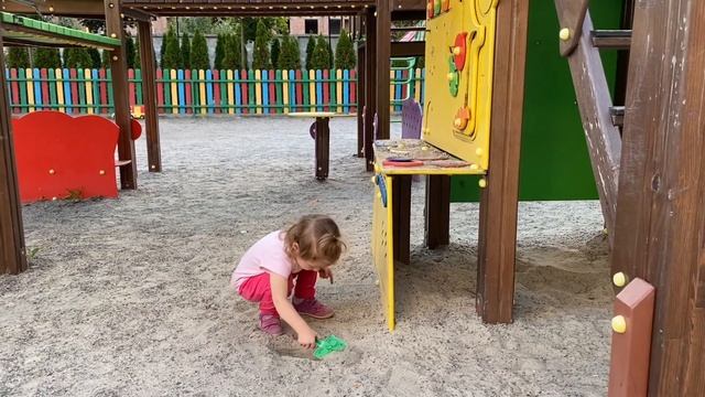 Детская площадка, горки, качели. Ребенку 2,5 года смотреть онлайн